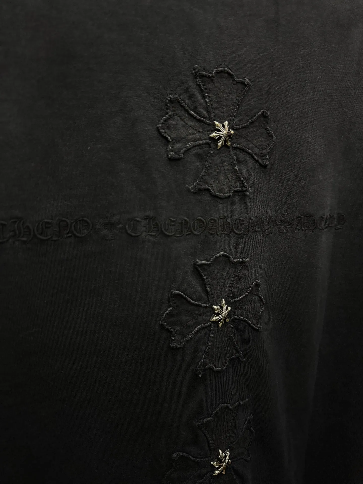 P230 top version, real shot without P, ​​different from market currency) 𝗖𝗵𝗿𝗼𝗺𝗲 𝗛𝗲𝗮𝗿𝘁𝘀/Croxin 2026 spring new original single counter American washed patch embroidered couple short sleeves 👑The highest version! Customized fabric 320 grams, washed and fried, spray horse slip craft, best-selling model at the counter, very comfortable to wear. Accessories: original molded and authenticated collar label ➕ 100% silk wash label. Genuine purchase-grade original hangtag➕matching hanging rope➕3D hanging beads➕original packaging bag. Craftsmanship: The original version has consistent wiring! The highest version of the armhole matching technique! Color: Burgundy Black Size: S M L XL Style No.: 6607